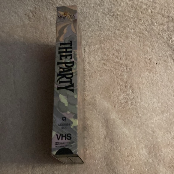 The Party (VHS, 1990, Vintage Classics) Peter Sellers - Picture 3 of 4